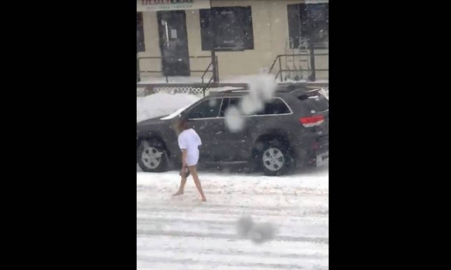 Το μυστήριο της ημίγυμνης γυναίκας στους χιονισμένους δρόμους της Βιρτζίνια (Vid)