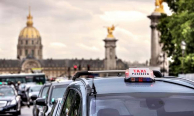 «Παραλύει» η Γαλλία από τις απεργιακές κινητοποιήσεις