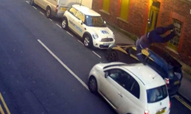 Σοκαριστικό βίντεο! Τον χτύπησε με το αυτοκίνητο και τον παράτησε αβοήθητο