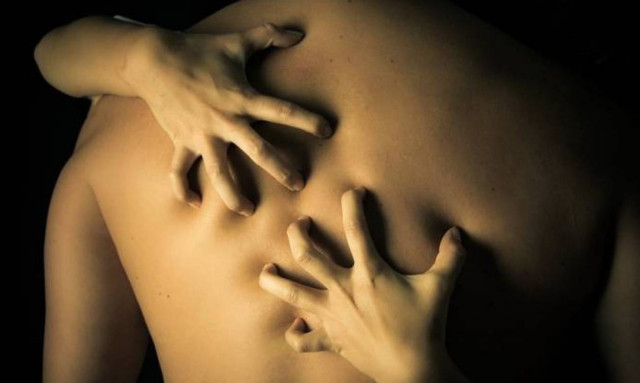 Σοκ: Εκβιαστές «μοίρασαν» στο Διαδίκτυο «καυτές» στιγμές ζευγαριού