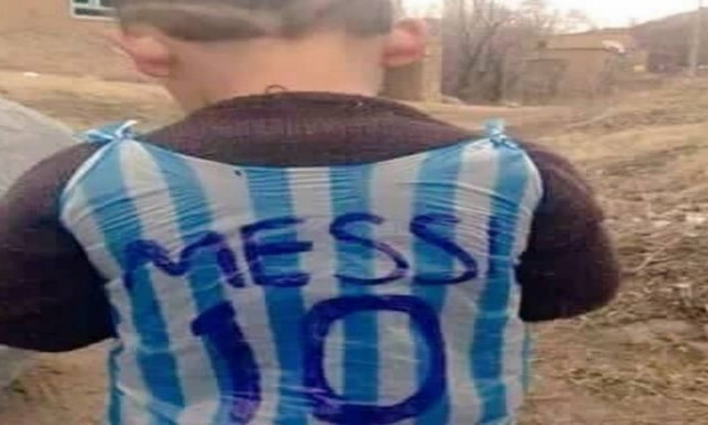 Αυτός είναι ο μικρός με τη φανέλα του Μέσι από σακούλες σκουπιδιών (photo)