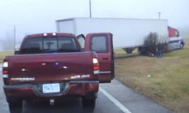 Απίστευτο! Νταλίκα πέρασε πάνω από αστυνομικό και επέζησε από θαύμα (vid)