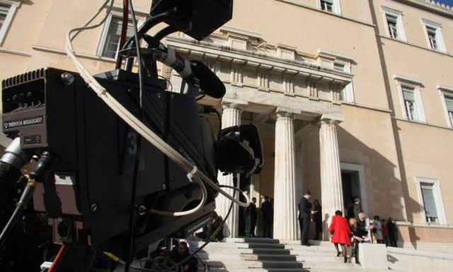 Κομισιόν: Η κυβέρνηση έχει δεσμευτεί να διενεργήσει διεθνή διαγωνισμό για τις τηλεοπτικές άδειες