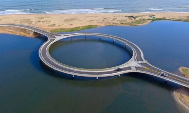 Εσείς μπορείτε να φανταστείτε γιατί έχτισαν αυτήν τη γέφυρα κυκλική; (video+photos)