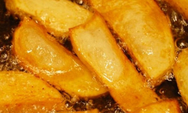 Προσοχή! Γιατί δεν πρέπει ποτέ να πετάμε το τηγανισμένο λάδι στον νεροχύτη;