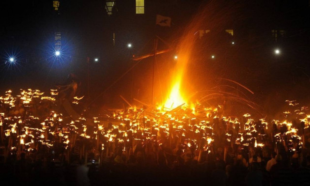 «Up Helly Aa»: Το εντυπωσιακό φεστιβάλ των Βίκινγκς στη Σκωτία (pics+vid)