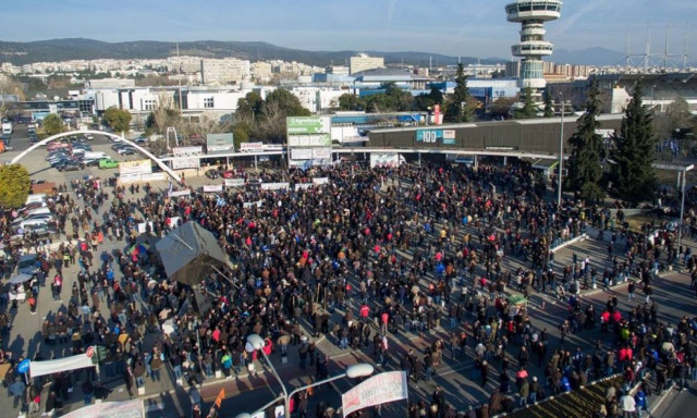 Επεισόδια Θεσσαλονίκη: Οι αγρότες ψέλνουν τον Εθνικό Ύμνο έξω από το Βελλίδειο (video)