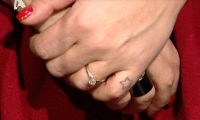 Γνωστή Ελληνίδα ηθοποιός δείχνει το μονόπετρό της και αποκαλύπτει τον γάμο της!