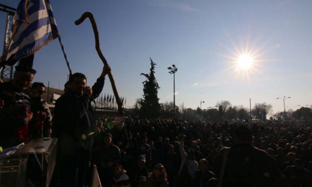 Επέστρεψαν στα μπλόκα οι αγρότες - Έκλεισαν δρόμους και στην Αττική (photos+vid)