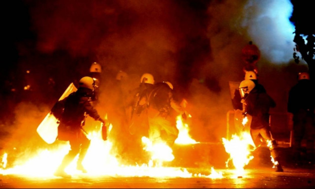 Τρόμος στην κυβέρνηση για εκτεταμένα επεισόδια - Απαγορεύονται οι συγκεντρώσεις