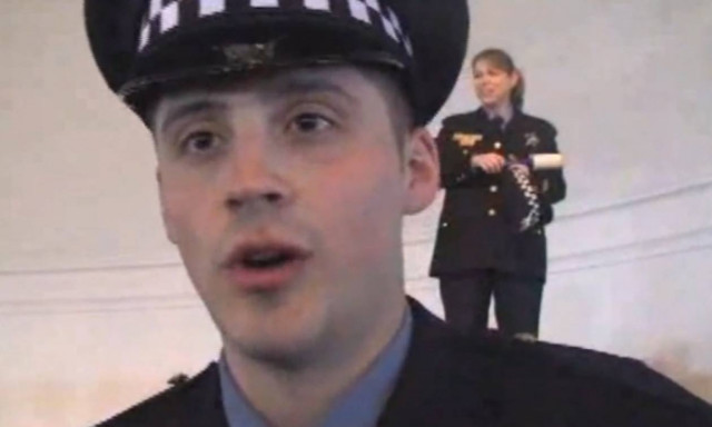 Θράσος! Αστυνομικός προσφεύγει στη Δικαιοσύνη κατά της οικογένειας Αφροαμερικού που σκότωσε