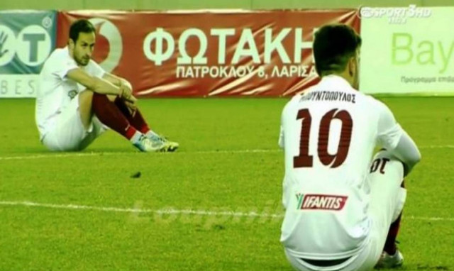 Εκπληκτικές εικόνες στο ΑΕΛ – Αχαρναϊκός: Καθιστική διαμαρτυρία για τους πρόσφυγες (video)