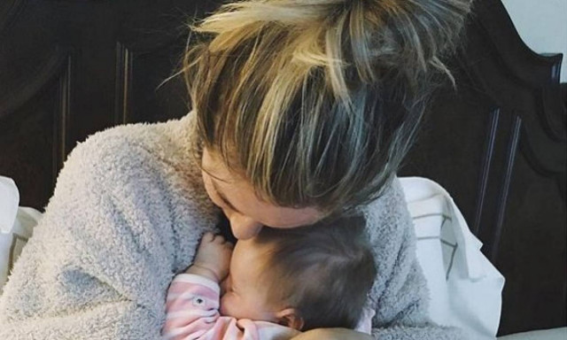 Γνωστή παρουσιάστρια αγκαλιάζει την κόρη της για πρώτη φορά μετά το αυτοκινητιστικό ατύχημα