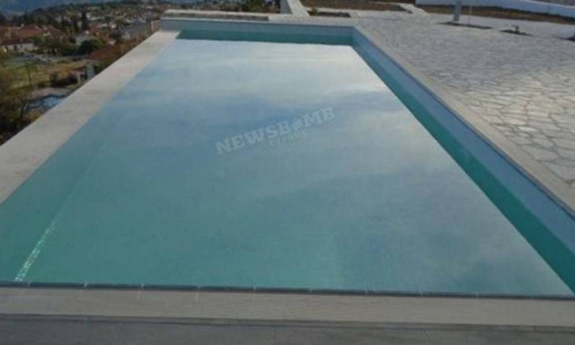 Πολικό ψύχος στα Λεύκαρα: Πάγωσε πισίνα σε σπίτι (ph)