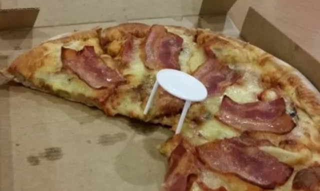 Γνωρίζατε σε τι χρησιμεύουν τα λευκά πλαστικά «τραπεζάκια» στο κέντρο της πίτσας;