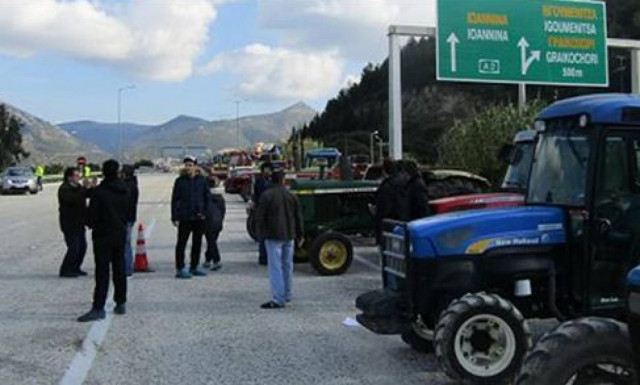 Μπλόκα αγροτών: Συνεχίζουν με αποκλεισμούς οι αγρότες στην Ήπειρο