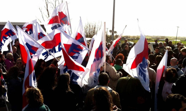 Ασφαλιστικό: Παράσταση διαμαρτυρίας του ΠΑΜΕ στο δημαρχείο Περάματος