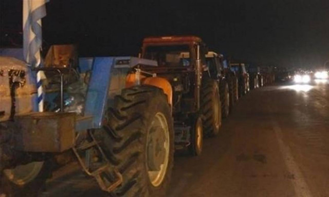 ΤΩΡΑ: Αποκλεισμένος από αγρότες ο κόμβος Μαρκόπουλου στην Αττική Οδό