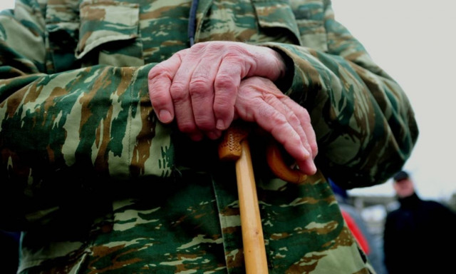 Ασφαλιστικό: Η κυβέρνηση ετοιμάζει νέες μειώσεις στις συντάξεις στα «μουλωχτά»