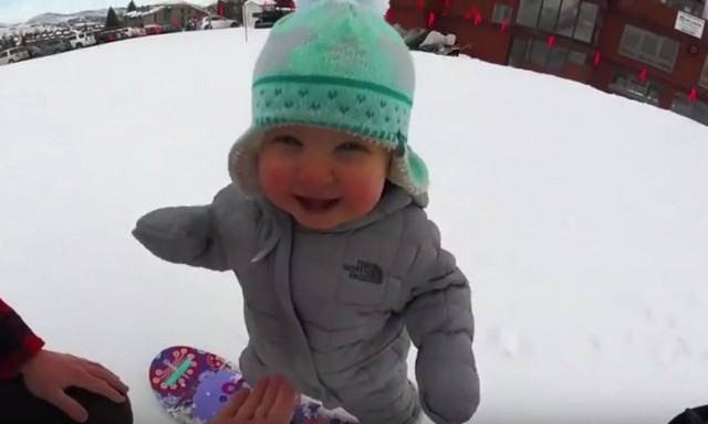 Κλέβει καρδιές ο ενός έτους μπόμπιρας που κάνει snowboard σαν μεγάλος (vid)