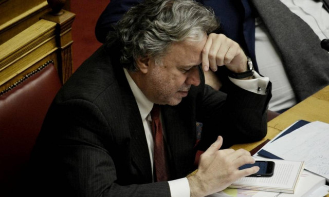 Αποδοκίμασαν τον Κατρούγκαλο στο κέντρο της Αθήνας