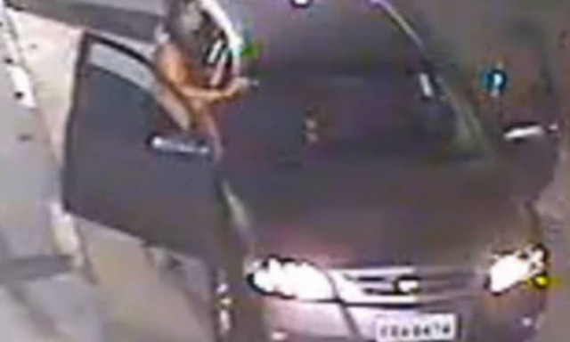 Ασυγκράτητο ζευγάρι έκανε σεξ στη μέση του δρόμου! (photos&video)