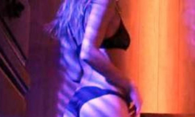 Διάσημη αποκαλύπτει! «Μου αρέσει να πέφτω στα γόνατα»