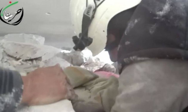 Βίντεο σοκ: Μικρός Σύρος παγιδεύτηκε στα συντρίμμια σχολείου μετά από αεροπορική επιδρομή