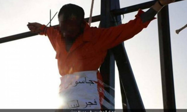 Φωτογραφία – σοκ: Τζιχαντιστής σε αναπηρικό καροτσάκι σταυρώνει «κατάσκοπο»