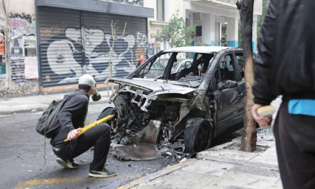 Τώρα: Επεισόδια στα Εξάρχεια - Κλειστή η οδός Στουρνάρη (pics&vid)