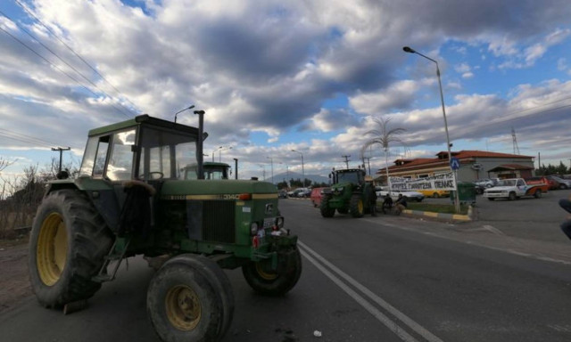 Δεν υποχωρούν οι αγρότες – Κλείνουν λιμάνια, αεροδρόμια και εθνικές οδούς