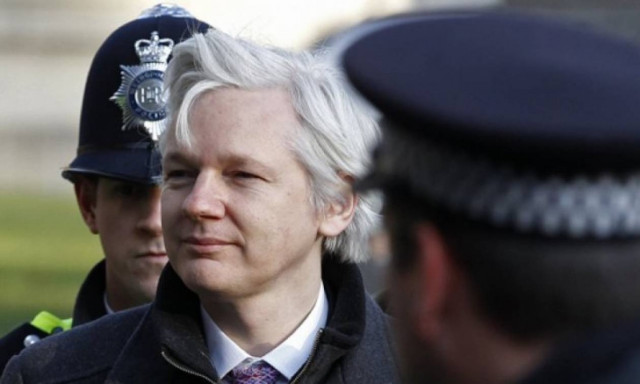 Η βρετανική αστυνομία απειλεί να συλλάβει τον Ασάνζ