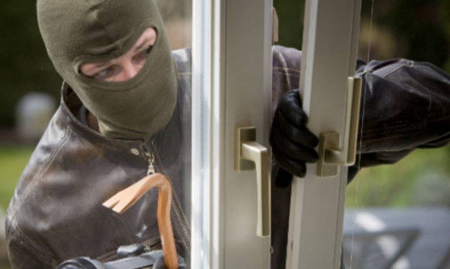 Συνελήφθη στον Πειραιά 24χρονος για σωρεία κλοπών και διαρρήξεων