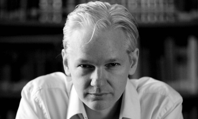 Παραδίδεται στη βρετανική αστυνομία ο Τζούλιαν Ασάνζ (Vid)