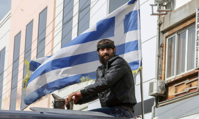 Απεργία: Ο «σέξι» Στάθης Στιβακτάκης με το τρακτέρ… στην πορεία! (photos)