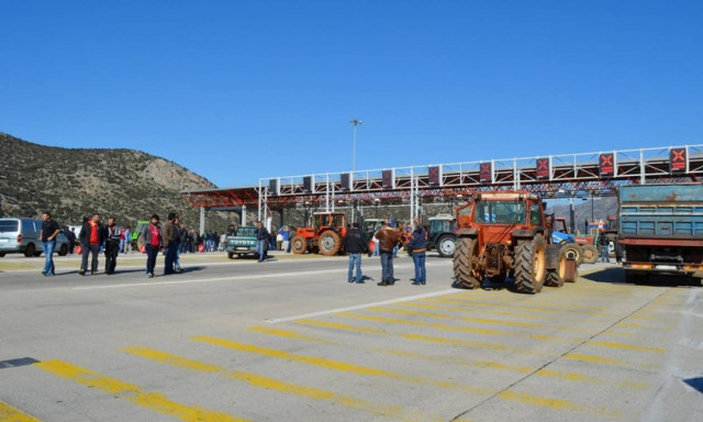 Μπλόκα αγροτών: Άνοιξε για τους οδηγούς παλαιά Ε.Ο. Αθηνών - Κορίνθου στον Ισθμό
