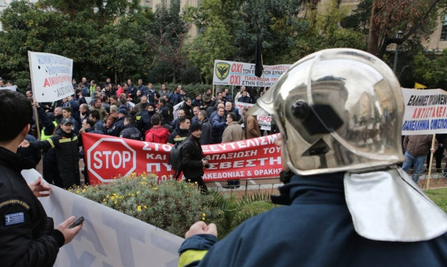 Πορεία ένστολων: Η sexy αστυνομικός που έκανε τους πάντες να παραμιλούν (photos)