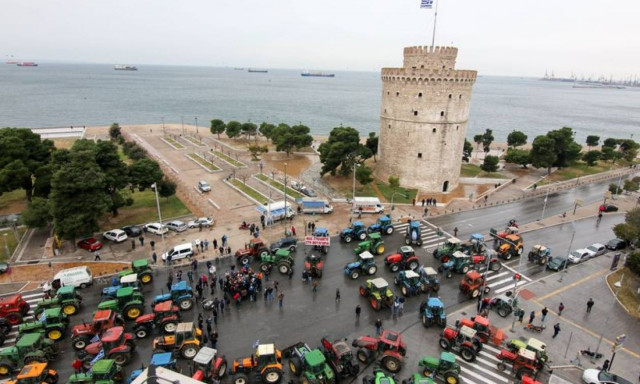 Μπλόκα αγροτών: «Πλημμύρισε» με τρακτέρ ο Λευκός Πύργος! (pics)