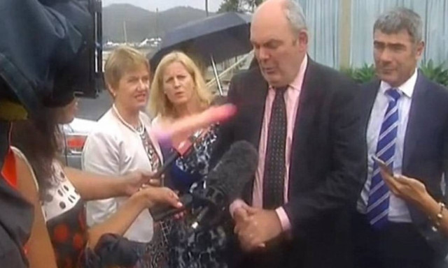 Πέταξε δονητή στο πρόσωπο υπουργού (video)