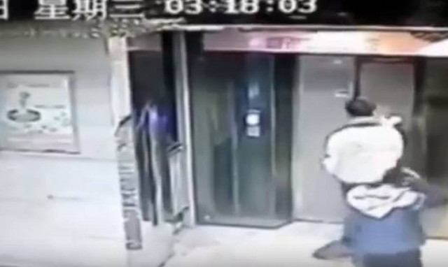 Κλώτσησε την πόρτα του ασανσέρ και... δείτε τι έπαθε! (vid)