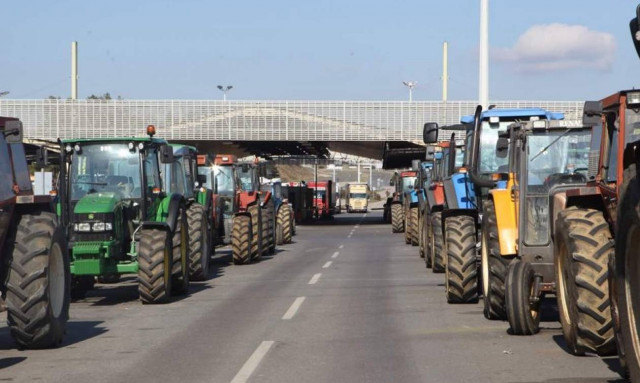 Μπλόκα αγροτών: Τα τρακτέρ «εισβάλλουν» στην Αθήνα