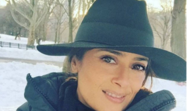 Εγκεφαλικά προκάλεσε η Salma Hayek στο νοσοκομείο με το ντύσιμο της
