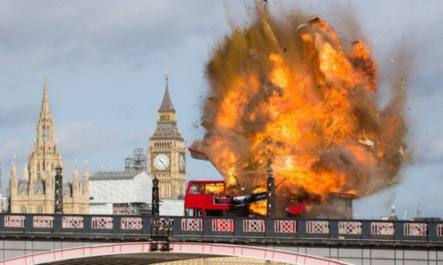 Κινηματογραφική "έκρηξη" σε διώροφο λεωφορείο στο Λονδίνο κοντά στο Παλάτι του Μπάκιγχαμ (vids)