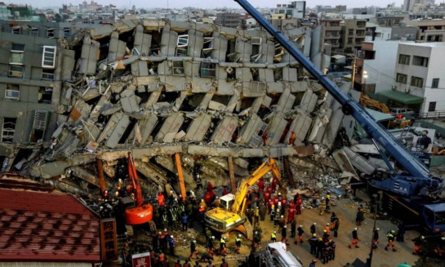 Ζωντανός ανασύρθηκε 20χρονος έπειτα από 24 ώρες κάτω από τα συντρίμμια πολυκατοικίας (vids)