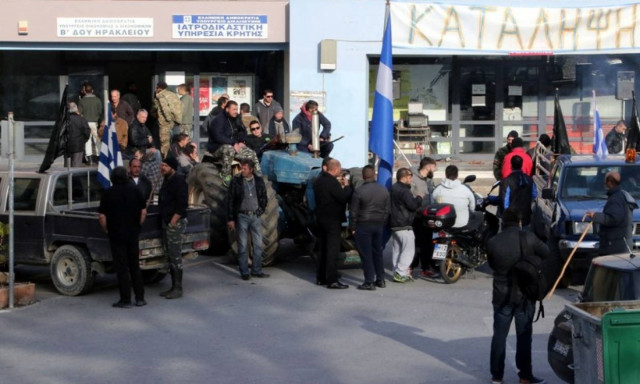 Ηράκλειο: Υπό κατάληψη η Α' ΔΟΥ από αγρότες του νομού