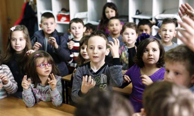 Ολόκληρη τάξη μαθητών δημοτικού έμαθε τη νοηματική για να επικοινωνεί με συμμαθητή τους (pics)