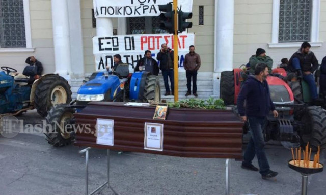 Οι αγρότες τρολάρουν τη Μέρκελ - Κάνουν την «κηδεία» στην Κρήτη