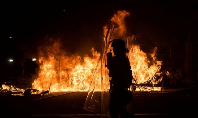 "Βομβαρδισμένο" τοπίο το Χονγκ Κονγκ από εξέγερση μικροπωλητών (pics & vids)