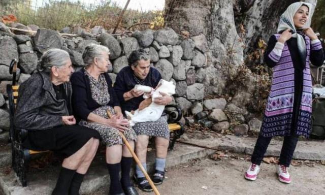 Με τις περίφημες γιαγιάδες της Λέσβου συναντήθηκε ο Μητσοτάκης