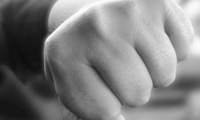 Ηράκλειο: Αδέρφια ξυλοκόπησαν άγρια ιδιοκτήτη συνεργείου για ένα… καπό!